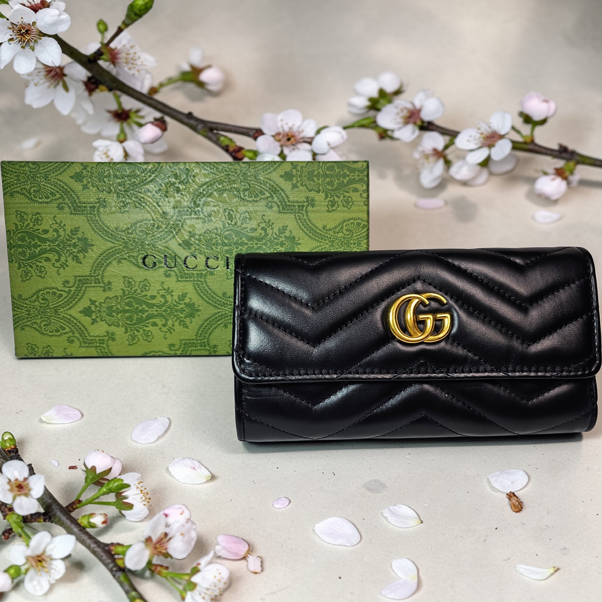 Boutique GG Leather Long Wallet w/ Gold hardware and gift box
