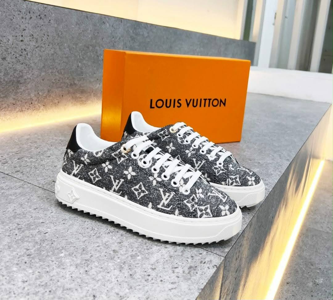 L Logo Sneakers Black and white