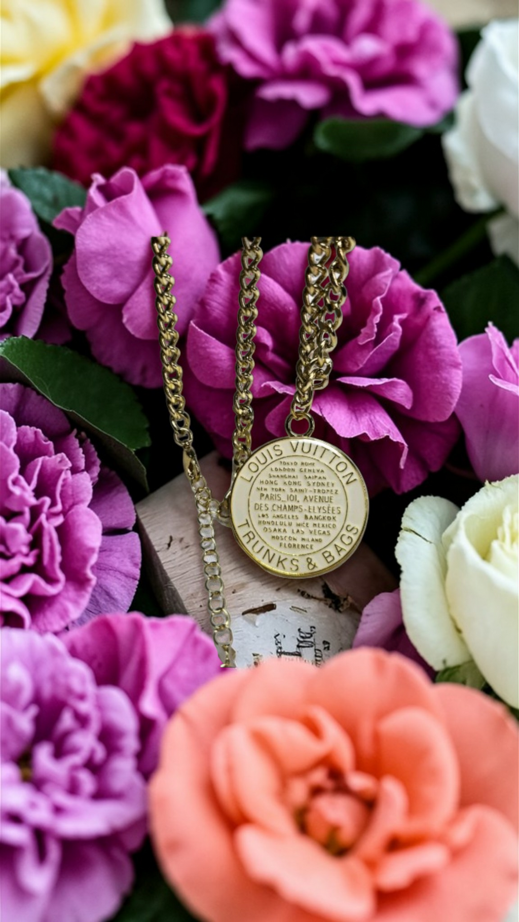 Trunks and Bags Charm Necklace Cream