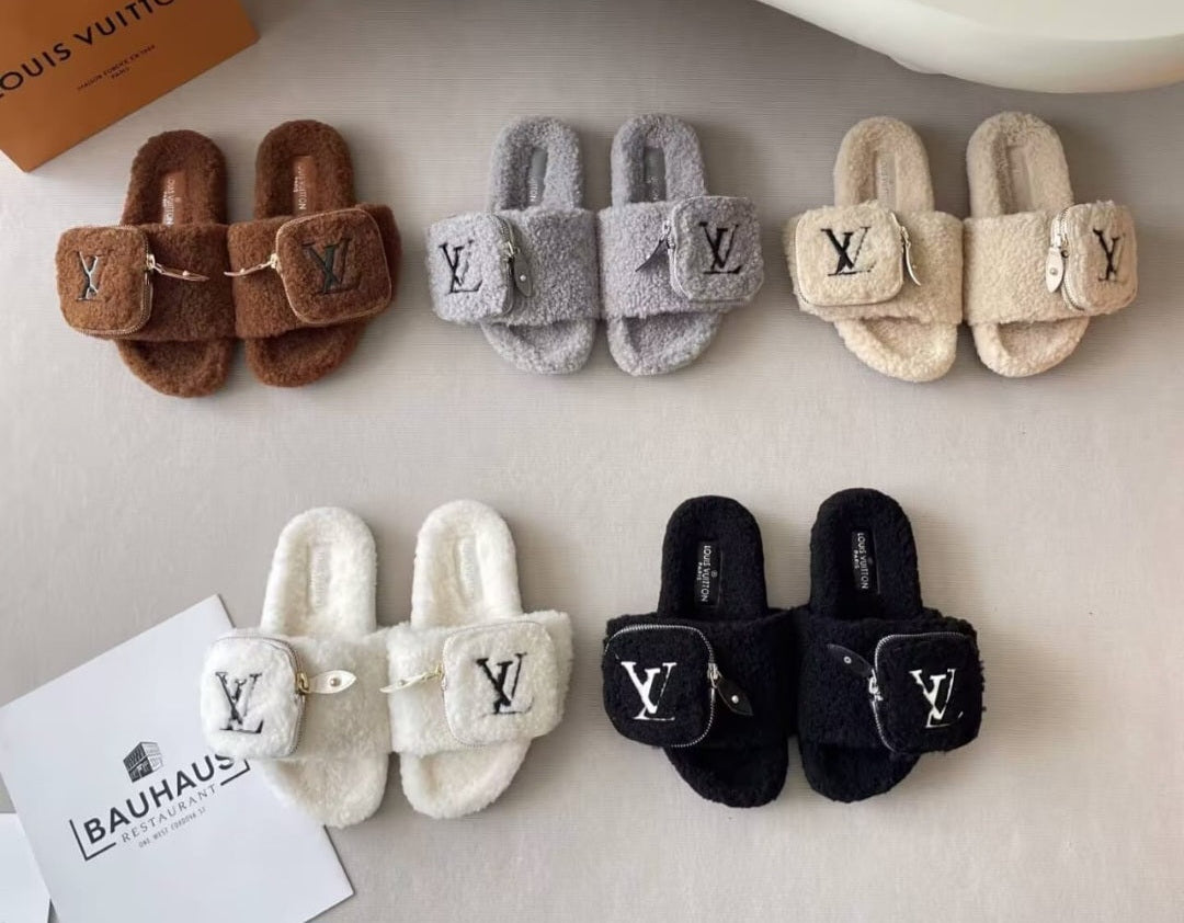 L logo sleep slippers