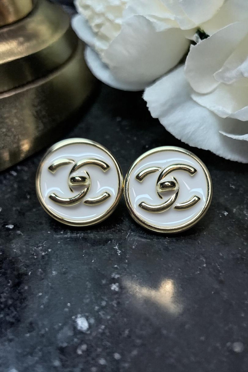 Charm earrings White and Gold
