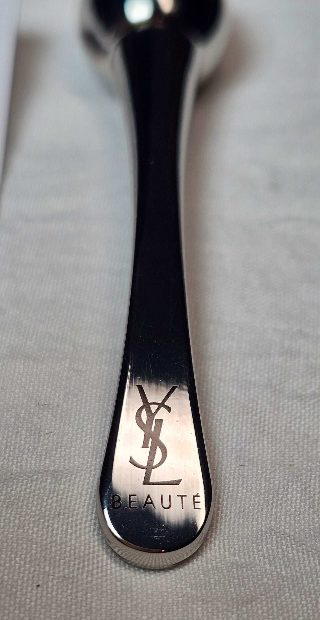 PRADA Under Eye Serum Applicator