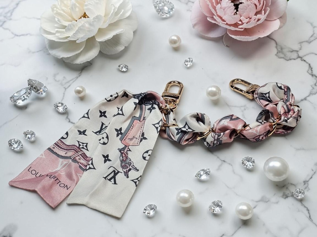 Louis logo Pink & Gold Braided Gold Chain Bag Scarf Charm Pink & White