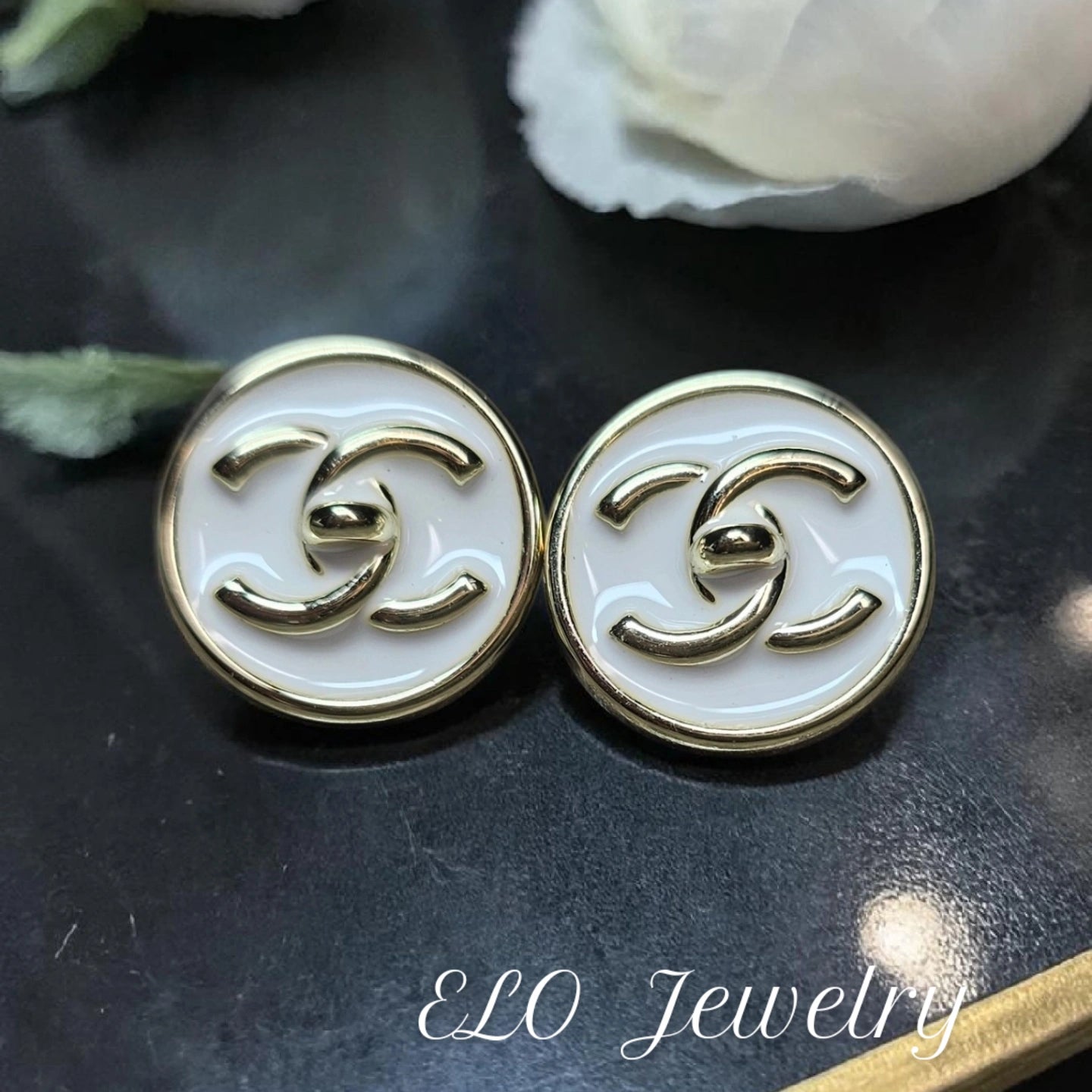 Charm earrings White and Gold
