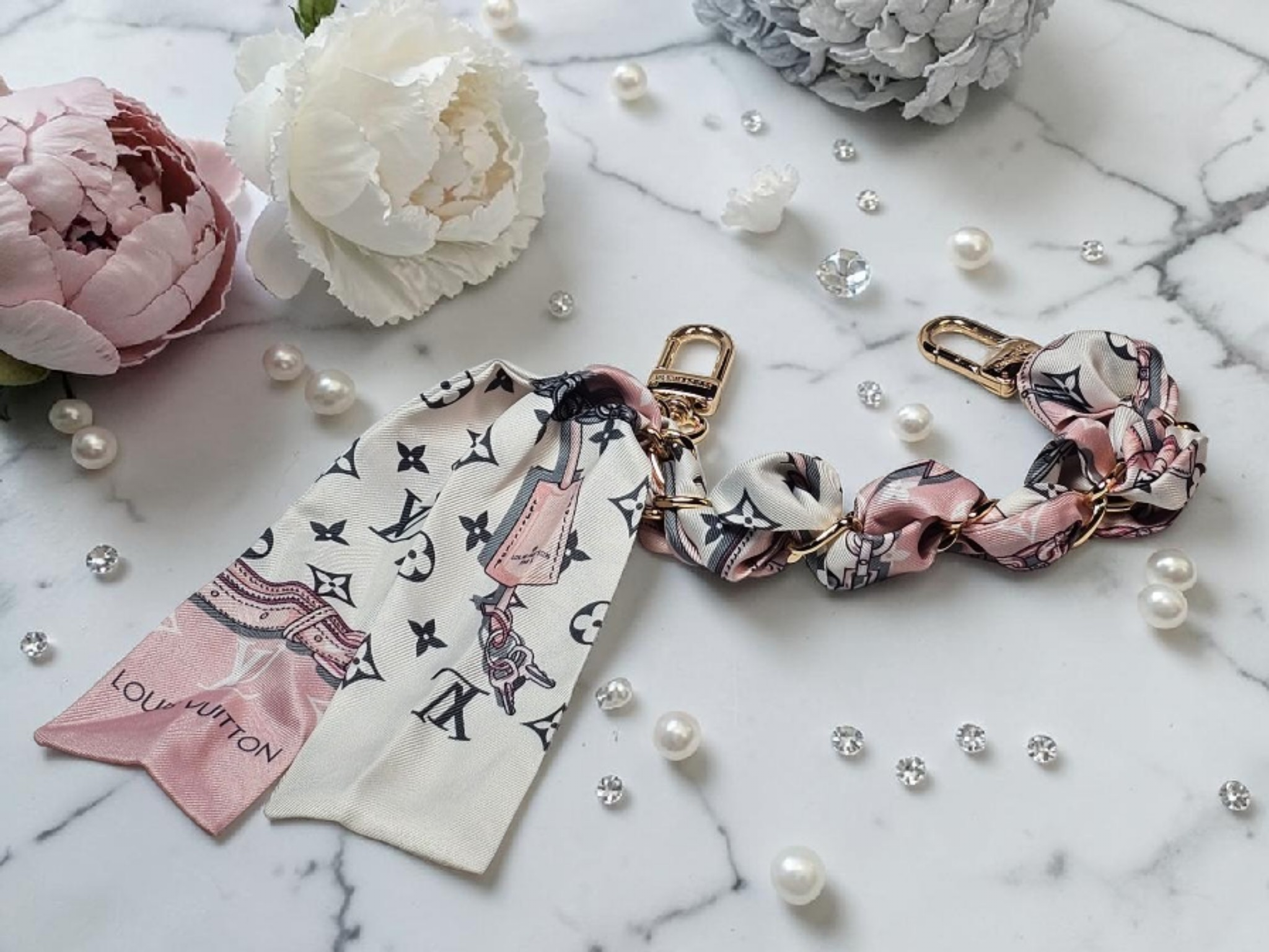 Louis logo Pink & Gold Braided Gold Chain Bag Scarf Charm Pink & White