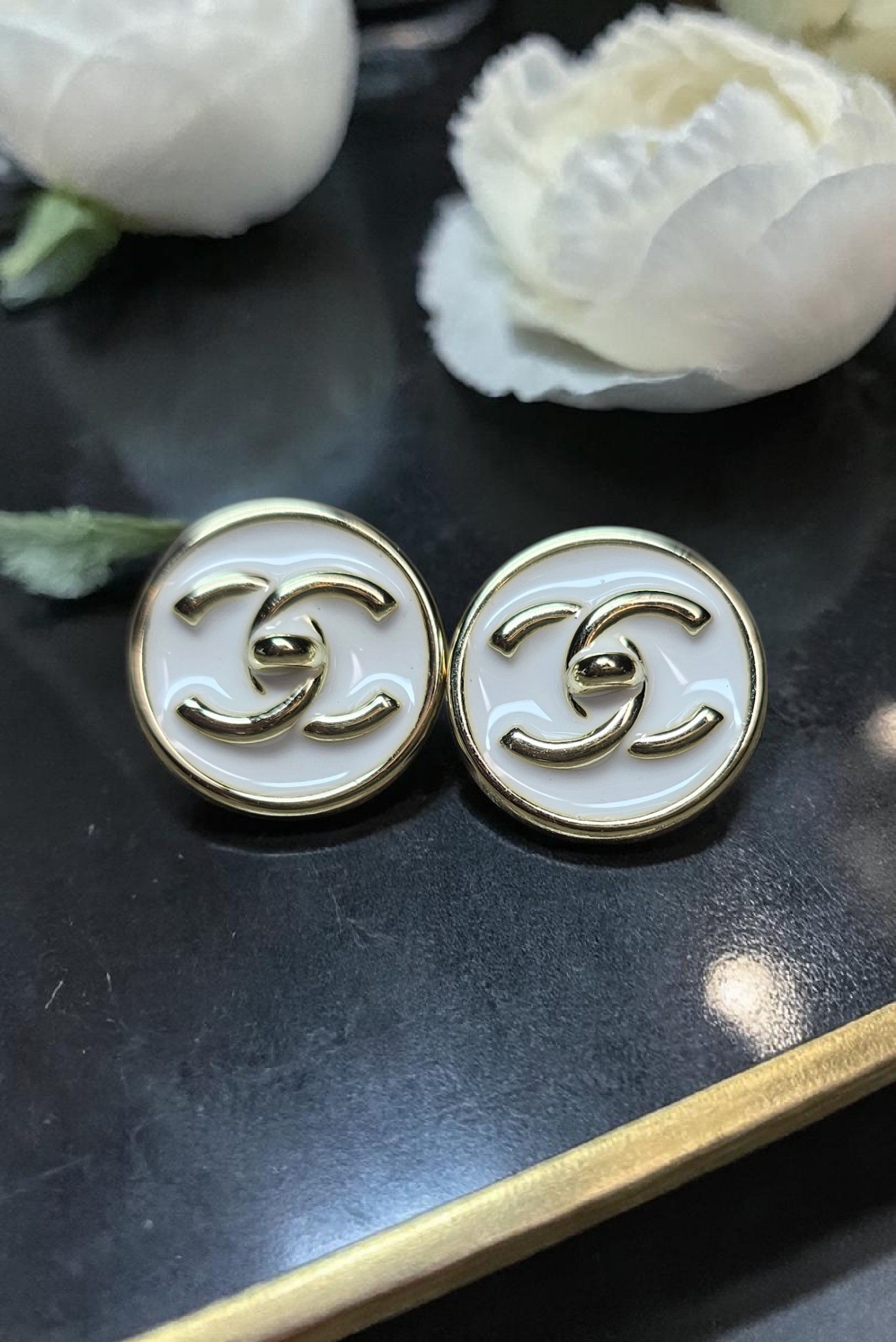 Charm earrings White and Gold