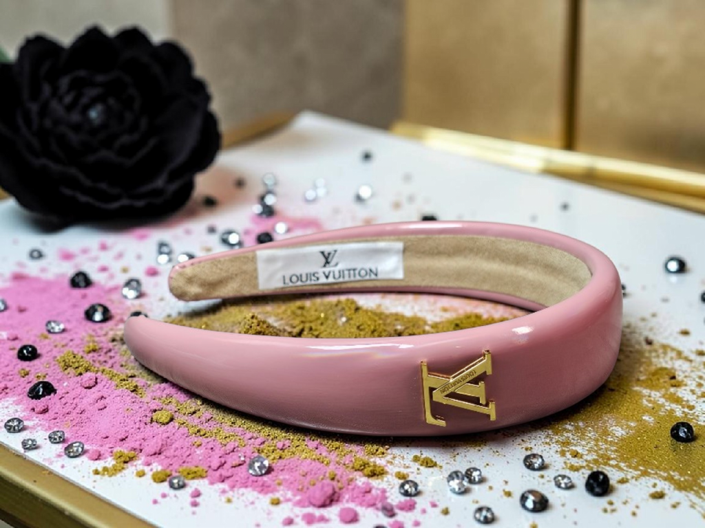 Louis logo Charm Headband Pink Patent