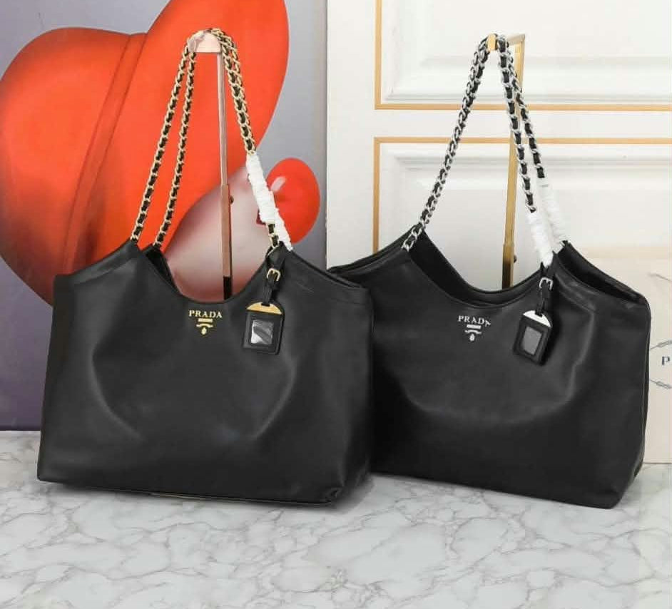 P Logo L Black Tote Bag