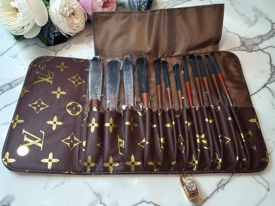 L logo Brown case with Full Size Luxury Makeup Brush set New with gift box
