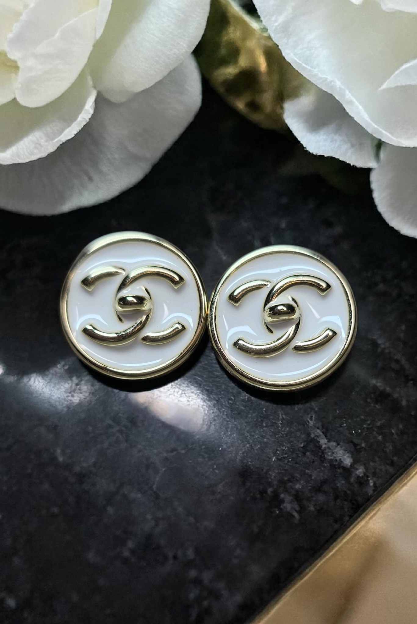 Charm earrings White and Gold