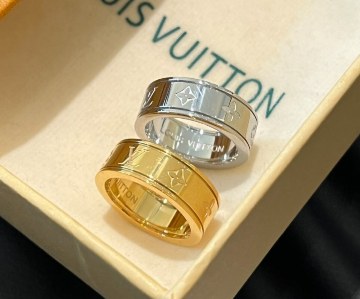 L Logo Band Ring