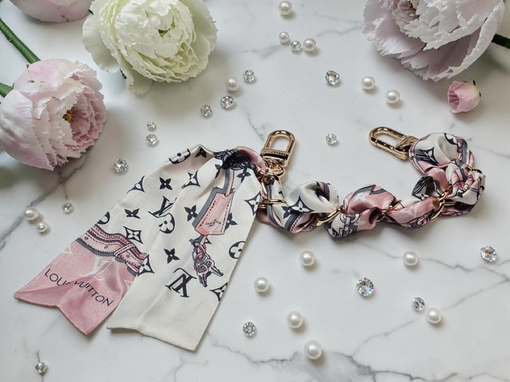 Louis logo Pink & Gold Braided Gold Chain Bag Scarf Charm Pink & White