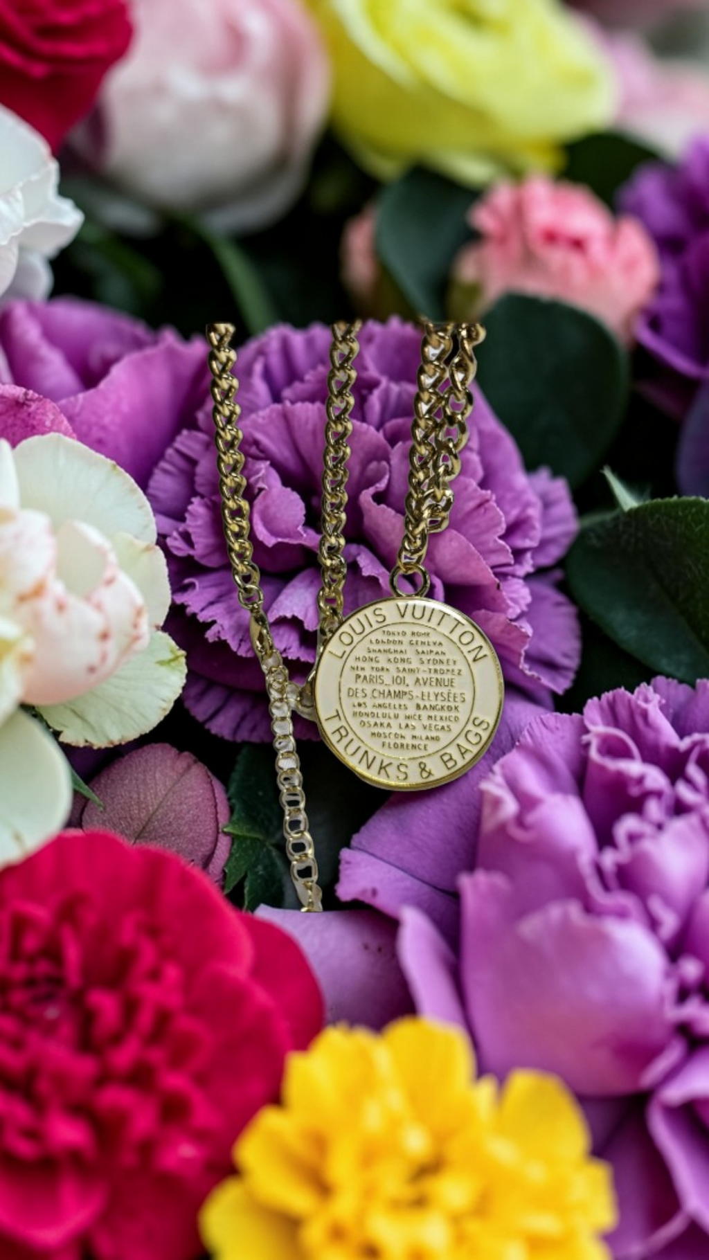 Trunks and Bags Charm Necklace Cream