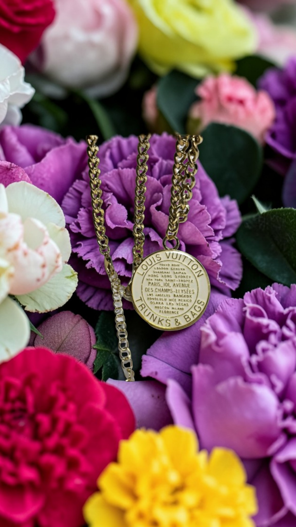 Trunks and Bags Charm Necklace Cream