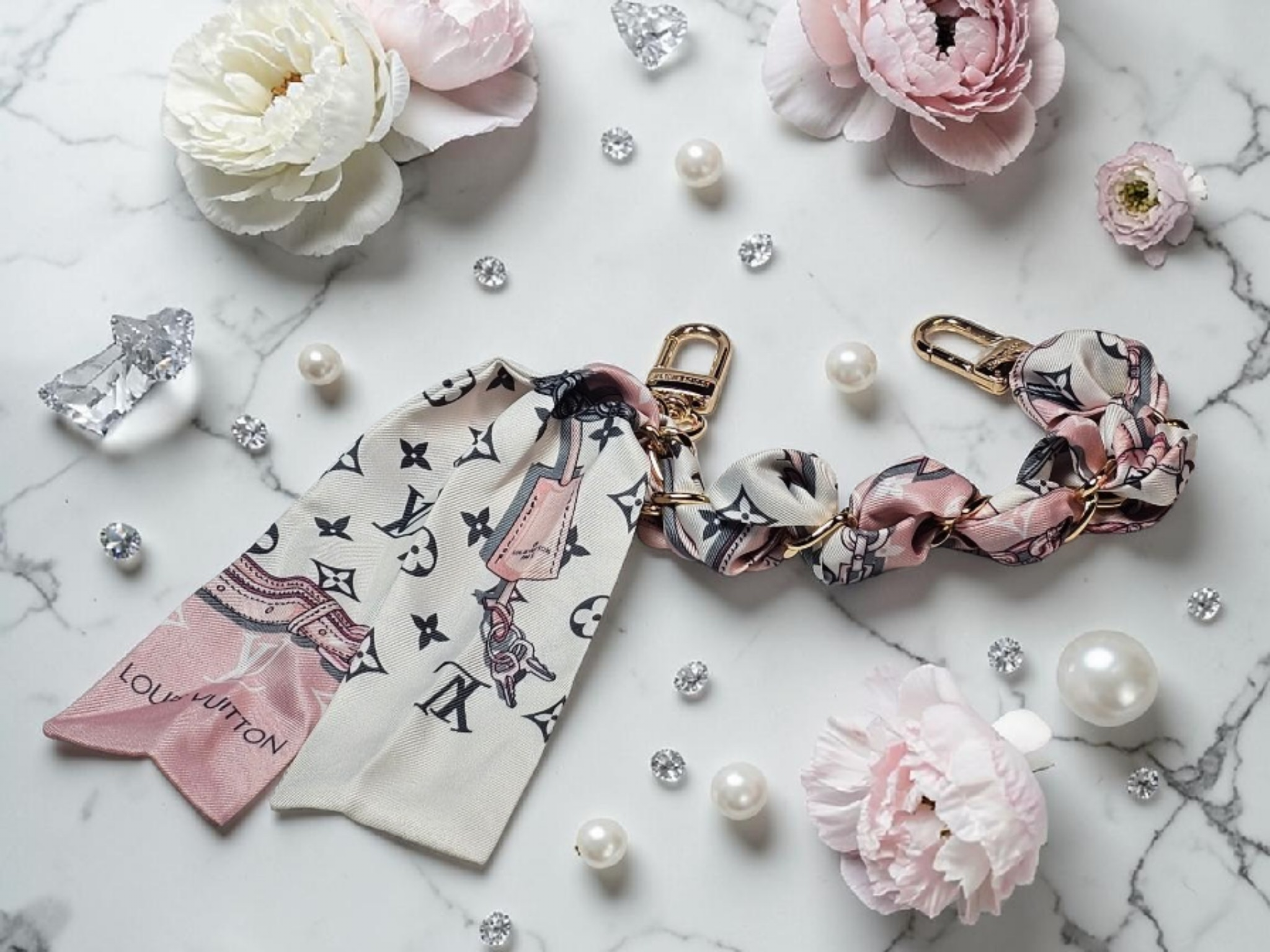Louis logo Pink & Gold Braided Gold Chain Bag Scarf Charm Pink & White