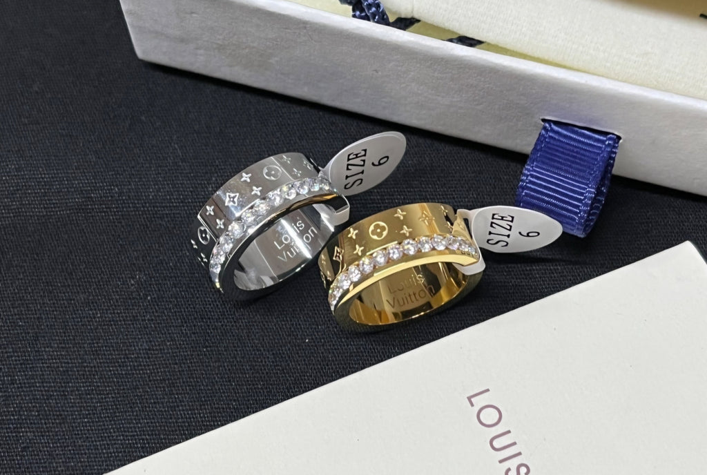 L Logo Band Ring