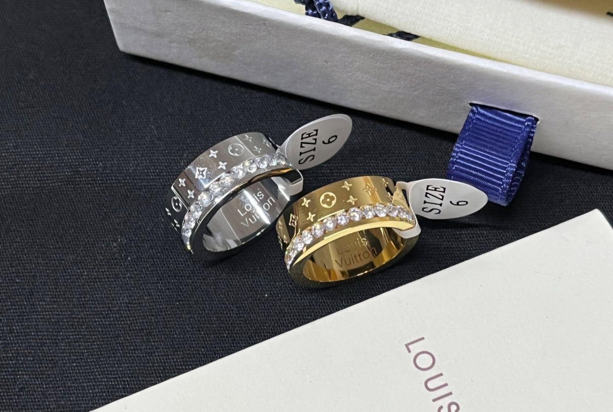 L Logo Band Ring