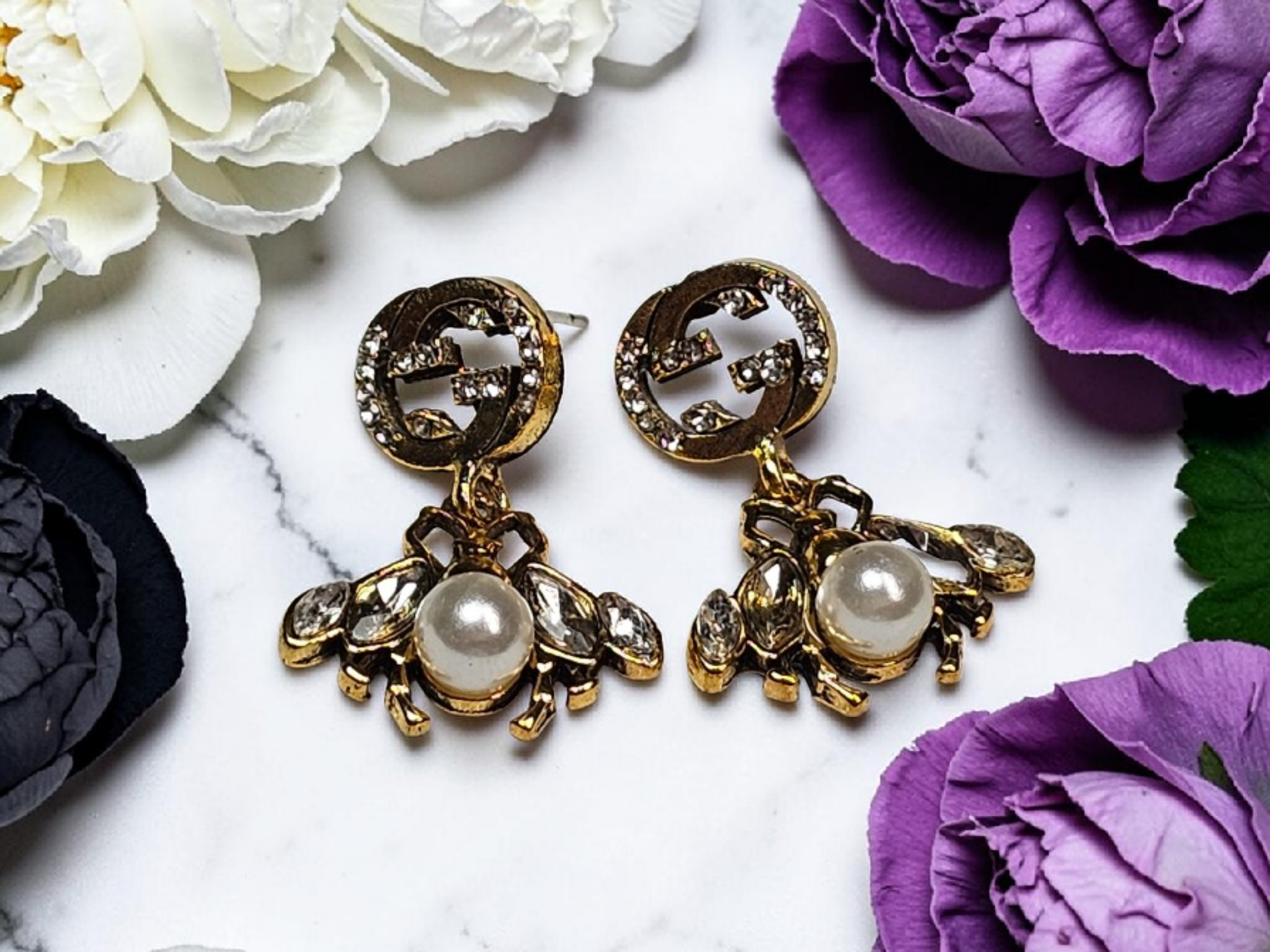 Bee pierced dangle earrings Gold and Pearl