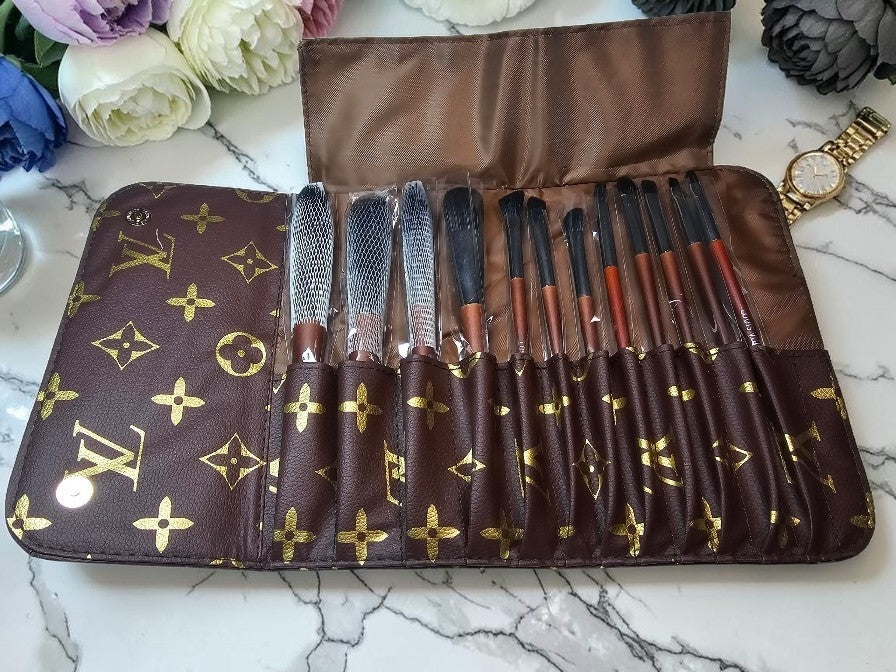L logo Brown case with Full Size Luxury Makeup Brush set New with gift box