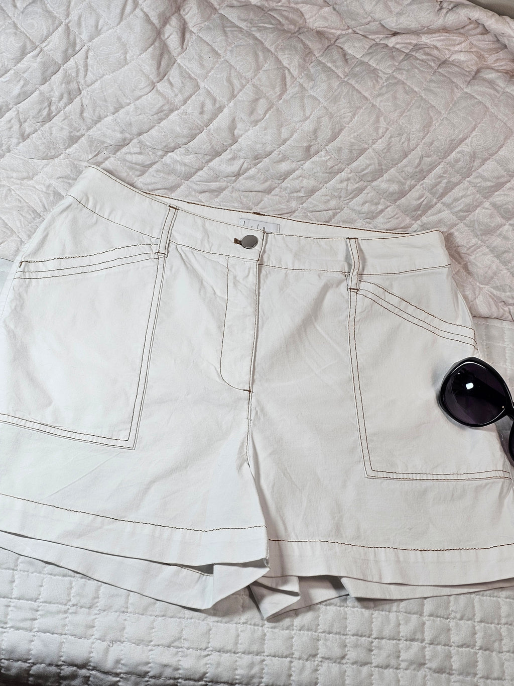 Nicole Miller White Shorts Size 8 women's
