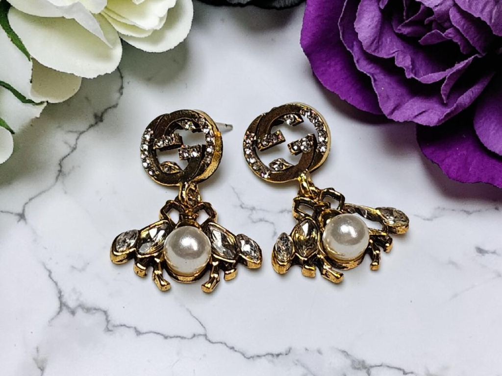 Bee pierced dangle earrings Gold and Pearl