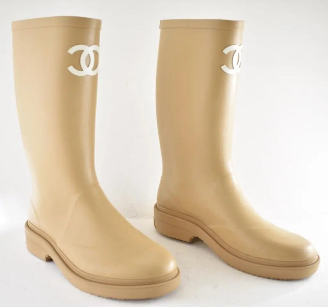 Beige/Tan w White logo Rain boots 👢 NEW US size 9/ EU 40